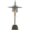 Cristo Crucificado. Imagem de madeira esculpida com policromia, representando Cristo com lention cobrindo a nudez, cabeça caída para à direita, pé direito sobre o esquerdo com um só cravo, sustentado sobre cruz de madeira roliça com ponteiras de prata e placa com a legenda INRI, resplendor raiado ocupando os 4 cantos da cruz, base quadrada em plataformas; 51 x 108 cm de altura. América Espanhola, séc. XVIII. 