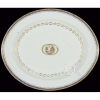 D. João VI . Serviço da Vista Pequena. Travessa oval de porcelana Cia-das-Índias, aba delimitada por friso geométrico azul e dourado e no centro reserva com cena campestre em sépia; 40,5 x 34 cm. China, séc. XVIII. Origem: ex-coleção Maria Helena e Eldino F. Brancante. 