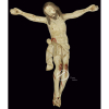 Cristo Crucificado. Imagem de marfim esculpido, com lention cobrindo a nudez, pé direito sobre o esquerdo presos por único cravo, cabeça caída à direita, cabelos longos repartidos; 30 cm de altura. Filipinas, séc. XVII/XVIII. Suspenso por haste de metal com base retangular. 