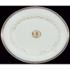 D. João VI . Serviço da Vista Pequena, travessa oval de porcelana Cia-das-Índias, aba delimitada por friso geométrico azul e dourado, ao centro reserva com cena campestre em sépia; 41 x 34 cm. China, séc. XVIII. Origem: ex-coleção Maria Helena e Eldino F. Brancante. 