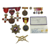 Raro conjunto de condecorações espanholas de oficiais superiores partícipes das guerras de Cuba (guerra hispano-americana), primeira guerra e guerra civil espanhola, sendo: - A - Barreta com medalha do Mérito Militar, Mérito Militar na Reserva e Campanha de Cuba (guerra hispano-americana-1898); - B - Placa da medalha de Mérito de Guerra; - C - Medalha da Vitória na Guerra Civil Espanhola (1936-1939); - D - Medalha de Campanha da Guerra Civil Espanhola (1936-1939); - E - Barreta com miniaturas das seguintes medalhas: do Mérito em Campanha; do Mérito Militar; da Campanha da Guerra Civil e da Ordem de Santo Hermenegildo. - F - Emblema de quepe de Oficial de Infantaria.