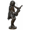 Pierre Louis Ernest Barrias<br />Mozart. Escultura de bronze, fundido e patinado, modelado na figura de Mozart de pé, com joelho esquerdo ligeiramente flexionado para apoio de violino, que está sendo dedilhado com a mão esquerda e, com a mão direita, segurando a vara com o arco. Base circular escalonada sob a qual encontra-se marcas de identificação incisas: E. Barrias / 1883-pequeno cachet com inscrição: A. Collasreduction mecanique brevete-F. Barbedienne Ruis / 706; 65,3 cm de altura total. França, séc. XIX. - Pierre Louis Ernest Barrias nasceu em Paris em uma família de artistas. Seu pai era pintor de porcelana e seu irmão mais velho, Félix-Joseph Barrias, um pintor conhecido. Louis-Ernest também começou como pintor, estudando com Léon Cogniet, mas depois estudou escultura com Pierre-Jules Cavelier como professor. Em 1858 foi admitido na École nationale supérieure des Beaux-Arts de Paris, onde seu professor foi François Jouffroy. Em 1865 Barrias ganhou o Prix de Rome para estudar na Academia Francesa de Roma. Barrias esteve envolvido na decoração da Ópera de Paris e do Hotel de la Païva nos Champs-Élysées. Seu trabalho era principalmente em mármore, em um estilo realista romântico em dívida com Jean-Baptiste Carpeaux.