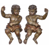 Francisco Vieira Servas - atribuição - Par de anjos tocheiros, simétricos, em madeira esculpida, policromada e partes com douração, modelados na figura de anjos com braços posicionados para sustentação de tochas. Delicado e refinado trato dos cabelos, rostos e olhares expressivos, seminus protegidos com sendal movimentado e pernas flexionadas. A Harmonia, as expessões com olhares definidos, a leveza de movimentos, a força e, ao mesmo tempo, a delicadeza, deixam claro e traduzem toda a genialidade do grande mestre; 58 cm de altura total, cada. Brasil, séc. XVIII. - Francisco Vieira Servas nasceu na Freguesia de Sam Paio de Eira Vedra, Concelho de Vieira, Comarca de Guimarães, Arcebispado de Braga, Portugal, no ano de 1720. Seu falecimento veio a ocorrer no dia 17 de julho do ano de 1811, aos noventa e um anos de idade na cidade de São Domingos do Prata. - Consta em sua certidão de batismo, sugestiva referência a seu padrinho, o entalhador Francisco Vieira da Torre, autor de dois retábulos colaterais, um altar lateral (lado do evangelho) e talha do arco-cruzeiro, com data de 1729, na Matriz de Torqueda, Concelho de Vila Real, em Portugal. - Em seu testamento datado de 1809, escrito por Joam Fernandes Rodrigues de Limae, sob sua aquiescência, Francisco Vieira Servas refere-se ao seu sócio, o entalhador José Fernandes Lobo, na condição de segundo herdeiro e testamenteiro, e a seu sobrinho, José Vieira Servas, seu herdeiro universal, que no ano de 1829 trabalha como Juiz de Paz em São Domingos do Prata. - Sua trajetória em terras mineiras demarca com bastante clareza a evolução de um artista daquele período que no seu caso específico, após aprender o ofício no seio da família em Portugal, vem para o Brasil iniciar suas atividades artísticas como assistente de outros mestres entalhadores para, enfim, trilhar o seu caminho próprio na condição máxima de mestre nas artes da talha e da escultura. - As primeiras notícias em solo brasileiro sobre Servas datam de 1752, em Catas Altas do Mato Dentro, onde ao lado de Manoel Pinto, Martinho Gonçalves e Feliciano Pereira - todos contratados na condição de oficiais entalhadores -, recebe da Irmandade do Santíssimo Sacramento os honorários referentes a trabalhos já executados na Matriz de Nossa Senhora da Conceição da referida localidade. - Seu legado de obras artísticas espalhado por diversas cidades do estado de Minas Gerais prima pela classe e elegância reveladas pelo seu cinzel no trato com a madeira. Contudo, é na decoração interna da Igreja de Nossa Senhora do Rosário de Mariana onde reside a verdadeira concepção dos retábulos e esculturas de Francisco Vieira Servas, podendo ser visualizadas a estrutura formal de seus retábulos compostos da famosa arbaleta, de rocalhas e elementos fitomorfos característicos, suas variações anatômicas, seu controle para a disposição das figuras em pontos distintos do retábulo e ainda os detalhes fisionômicos dos seus pares de querubins. - Talvez, sem as transformações ocorridas na Capitania, Servas fosse lembrado apenas como outro artista português do período barroco. Entretanto, uma vez envolvido no processo evolutivo que originou os chamados novos templos construídos no território aurífero, é digna a constatação de que ele assimilou as novidades estéticas que vieram mudar de forma magistral o panorama da arte exercida na então Capitania das Minas do Ouro. - Apesar de português de nascimento Servas foi, juntamente com um seleto grupo de artistas da segunda metade do século XVIII, incluindo-se Aleijadinho, um dos grandes responsáveis pela construção dessa arte com características bastante peculiares e de extrema originalidade que viria a ser denominada por estudiosos do tema de barroco mineiro. - Francisco Vieira Servas. Por Adriano Reis Ramos.