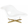 Charles & Ray Eames. Poltrona La Chaise. Chaise long de fibra de vidro; assento e apoio para as pernas no formato de concha e encosto inclinado com vazado. O todo sustentado por colunelos cilíndricos de aço apoiados sobre base com duas traves de madeira entrecruzadas, no formato de X; 148 cm de comprimento, 85 de largura e 89 cm de altura. Séc. XX. Desenvolvida em 1948, a La Chaise é uma das obras primas criadas pelo casal americano Charles e Ray Eames. A Criação da La Chaise A prioridade dada à produção bélica no final da Segunda Guerra Mundial fez o país entrar em crise de produção. Por isso, o Museu de Arte Moderna de Nova Iorque criou um concurso chamado '' Design de Mobiliário de Baixo Custo'', no qual o casal Charles e Ray Eames resolveram se inscrever com a sua La Chaise. Existem diversas teorias sobre o formato dessa peça. Alguns dizem que ela é feita a partir da imagem de perfil de um pássaro. Outros comparam o produto com uma pintura surrealista de Dalí. Porém, para a criação da La Chaise, o casal se inspirou em uma escultura de Gaston La chaise de 1927, denominada '' Nu Reclinado''. O artista acabou homenageado pelos Eames, que deram seu nome a sua criação. A La Chaise acabou não vencendo o concurso, segundo os jurados, por ser ''muito específica''. Porém, seu design chamou a atenção dos curadores do MOMA, quem mantém a cadeira em seu acervo. Em 1990 a La Chaise entrou oficialmente em linha de produção, se tornando uma das obras mais conhecidas de Charles Eames. Fonte: Westwing.