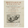 Sacro -Breviarium Romanum ex Decreto Sacrosancti Concilii Tridentini Restitutum, S. PII V Pontificis Maximi Jussum Editum Clementis VIII, primùm, nunc denuò Urbani Papae VIII auctoritate recognitum: Pars Autumnalis - Matriti: Ex Typographia D. Antonii de Sancha, Bibliopolarum & Typographorum Regiae Societatis expensis, MDCCLXXIV (1774). Vinheta de página de título gravada com iniciais e ilustrações. Página de título e texto impresso em vermelho e preto. In-4º, 16 pp. preliminares, 564, cclxvj, 6 páginas e gravuras. Encadernação luxuosa e artística da época, inteira de marroquim vermelha magnificamente lavrada com ferros decorativos com motivos vegetalistas rodados a ouro nas capas e lombada.<br>Tipógrafo: Antonio de Sancha (1720-1790); 25,3 cm x 20 cm.