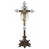 <p>Crucifixo D. João V com Imagem de Cristo em madeira esculpida, policromada e modelada de forma naturalista, e dourado. Cabelos longos e movimentados, mandorla de ouro com ametista no centro, chagas com filetes escorridos em vermelho, perizôneo entalhado, dourado e movimentado, com dobras e drapeados; pés, o direito sobre o esquerdo e mãos, presos por cravos de prata, também com ametistas no centro. Cruz de jacarandá envernizado com rebaixos laterais filetados, ornada com raionados, ponteiras, duas placas de contornos irregulares com volutas, de prata, centralizando à Imagem, sendo: uma retangular com inscrição JNRJ (Jesus de Nazaré Rei dos Judeus) e outra ovalada com reserva central lisa, de prata. O todo sobre imponente base semicircular escalonada e movimentada, com facetas ligeiramente côncavas e concêntricas, sobre três pés curvos; 51 cm de largura e 114 cm de altura total. Brasil, séc. XVIII.Crucifixo D. João V com Imagem de Cristo esculpida em madeirapolicromada em tons naturalistas e dourada; mandorla de ouro e ametista; raionados, ponteiras e placas, de prata. Cruz de jacarandá; 114 cm de altura total e 51 cm de largura. Brasil, séc. XVIII.Pertenceu à Capela do engenho de São Miguel de Cotegipe, próximo à Salvador, BA, da família Alves de Lima Costa.</p>