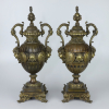 <p>Par de ânforas de Bronze. França, século XIX. Par de ânforas de bronze patinado. Corpo em balaústre ornado com quatro medalhões com torsos de reis e rainha; de um lado Henri III (rei da França de1574 - 1589) e Catherine de Medici (rainha da França de1547 - 1559) e, do outro, Henrique VIII (rei da Inglaterra de1509 - 1547) e Charles IX (rei da França de1560 - 1574); separados por rosto infantil com calelos cacheados e encimados por alças recurvas, com animal fantástico. Pescoço estreito terminado em borda circunadada por elementos da rocalha, encerrado por tampa almofadada com puxador terminado no formato de botão e guarnecido por quatro animais fantásticos, como se cariátides fossem. Quatro pés avançados terminados em espiralado; 62 cm de altura total.</p>