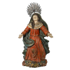 <p>Mestre Piranga (atribui&ccedil;&atilde;o) &ndash; Brasil, s&eacute;culo XVIII. Santa Maria Madalena. Imagem de madeira policromada, representando a Santa de p&eacute;, com bra&ccedil;os abertos e m&atilde;os espalmadas, sobre base entalhada &agrave; fei&ccedil;&atilde;o de forma&ccedil;&atilde;o rochosa. Traja longa t&uacute;nica vermelha, de panejamento movimentado, com joelho proeminente sob as vestes, gola ondulada e amplo manto verde; rosto de express&atilde;o contemplativa, olhos salientes e cabelos longos, dispostos em mechas sobre o torso e as costas; 56 cm de altura total, com resplendor de prata com 8,5 cm de altura. A denomina&ccedil;&atilde;o &ldquo;Mestre Piranga&rdquo; n&atilde;o identifica necessariamente um &uacute;nico escultor, sendo empregada para designar uma produ&ccedil;&atilde;o associada a uma oficina ou grupo de art&iacute;fices atuantes na regi&atilde;o de Piranga, Minas Gerais, durante o s&eacute;culo XVIII.A despeito da cautela adotada nas atribui&ccedil;&otilde;es, consideramos sempre prudente e oportuno recomendar aos interessados compradores a verifica&ccedil;&atilde;o junto a especialistas de sua confian&ccedil;a, para ratifica&ccedil;&atilde;o da atribui&ccedil;&atilde;o apresentada.</p>
