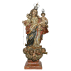 <p>Nossa Senhora do Rosário – Brasil, século XVIII. Imagem de madeira entalhada, policromada e dourada, representando Nossa Senhora do Rosário de pé, coroada, sustentando o Menino Jesus sentado sobre o braço esquerdo e segurando o rosário com a mão direita. A Virgem traja túnica e manto de panejamento movimentado, com decoração dourada. Menino igualmente coroado, com a mão direita elevada e segurando esfera na esquerda. A figura assenta-se sobre conjunto de cabeças de anjos alados, sobre base retangular; 94 cm de altura total, com a coroa de 9,6 cm. Acompanham duas coroas e um rosário. Apresenta pequena perda na parte posterior da base.</p>