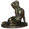 Ernesto de Fiori - Figura Feminina Reclinada. Escultura de bronze, 65 cm de altura. Assinada e numerada na base: E de F 4/8. Reproduzida à página 66 do livro: Ernesto de Fiori - Uma Retrospectiva Acompanha documento com o seguinte texto: EXPERTIZE - Declaro a quem possa interessar, que a obra figura feminina reclinada escultura em bronze s/ data, numerada 4/8, de autoria de ERNESTO de FIORI - é autêntica, original e procede de minha coleção particular. ORNELAS HEINS PSILLAKIS - sobrinha-neta e representante legal do artista.