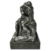 Auguste Rodin - atribuição<br />O beijo. Escultura de bronze patinado, sobre base de mármore de seção quadrada medindo 40 x 40 cm; 54 cm de altura, a escultura. AssinaturaA. Rodin e selo da Fundição Barbedienne, na escultura, atrás. França, séc. XIX.