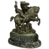 Emmanuel Frémiet<br />Cavaleiro e dois cavalos. Escultura de bronze patinado sobre base ovalada; 40 cm de altura. Assinada na lateral direita: E. Frémiet. 