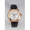 Relógio Patek Philippe Travel Time - Caixa e fecho deployant de ouro amarelo 18k - 4 cm de diâmetro - Pulseira de couro.<br />Movimento a corda manual com segundo fuso horário e indicador 24h - Visor de cristal de safira - Verso com movimento aparente - Caixa, coroa, movimento, mostrador, pulseira e fecho assinados, acompanha caixa. ref.5134<br />