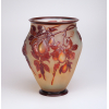 ÉMILE GALLÉ (1846-1904) - Grande vaso de vidro artístico de Gallé souflé, decoração com frutos e folhas de ameixa, em tons vermelho ambar - 33 cm de altura - França, séc. XX <br />