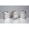 Soberbo conjunto de três frascos para guarda de chá Tea Caddies em prata de lei repuxada e finamente cinzelada - decorados em seu bojo com flores e volutas em relevo, tampas e fundos deslizantes e no corpo brasão de armas Blayney , co. Montgomeryshire - contrastes da cidade de Londres, com letra-data para 1746 e marca do prateiro Thomas Gilpin - conjunto foi exibido em galerias e museus - altura, 12 cm - Inglaterra, séc. XVIII (período George II) Acompanha pasta com vasta documentação, inclusive nota de compra (S. J. SHRUBSOLE) em Londres-11/1964