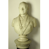 Camillo FORMILLI - Importante busto esculpido em mármore de Carrara representando nobre, assinado e datado 17/12/1861 ( Rio de Janeiro ). Acompanha pedestal – Itália, séc. XIX - Busto: 77 cm de altura; Coluna: 110 cm